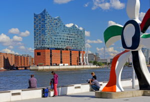 Skulptur von Richard Deacon am Elbufer gegen die Elbphilharmonie auf der Elbinsel Grasbrook in der Hafencity am Hafen, Hamburg, Land Hamburg, Deutschland Skulptur von Richard Deacon am Elbufer gegen die Elbphilharmonie auf der Elbinsel Grasbrook in der Hafencity am Hafen, Hamburg, Land Hamburg, Deutschland